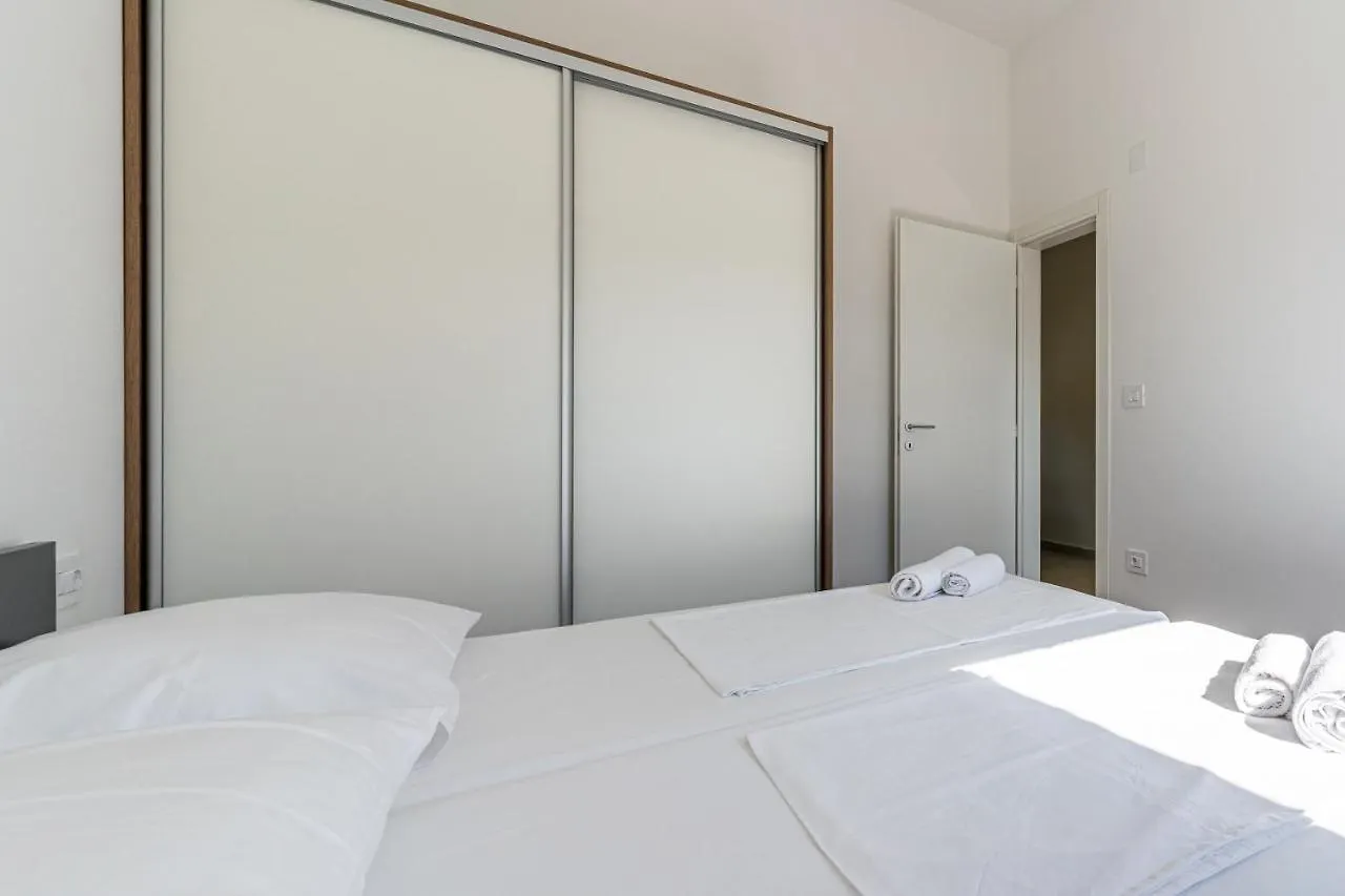 Breakaway Apartment Cres