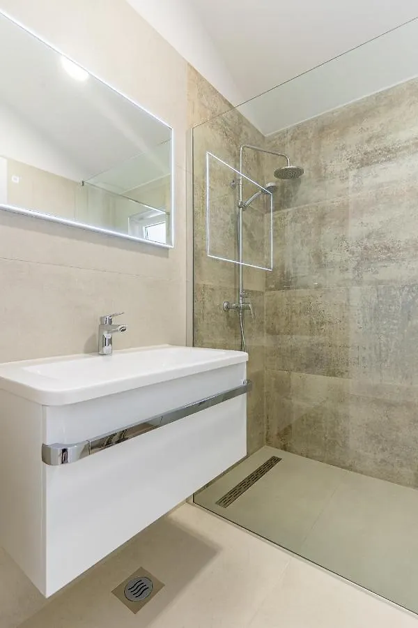 Breakaway Apartment Cres