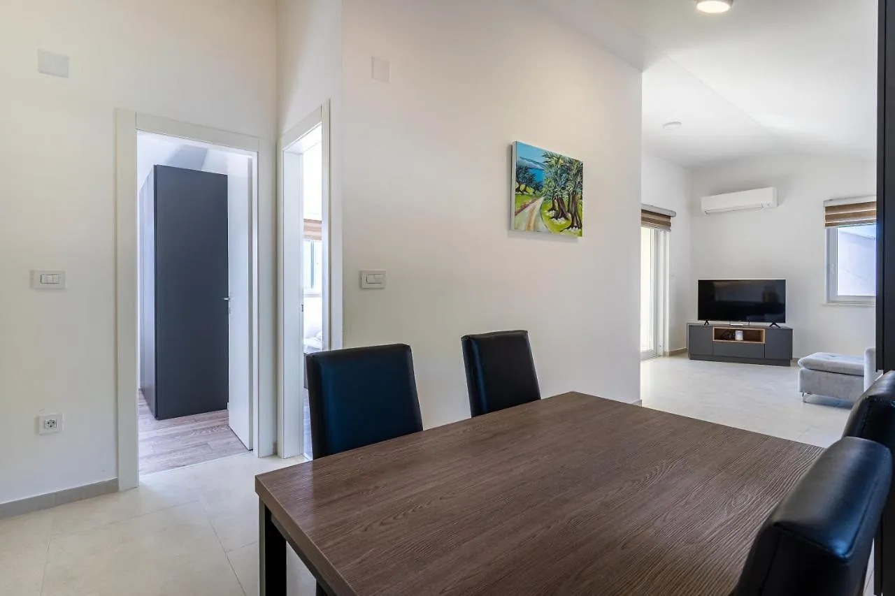 Breakaway Apartment Cres