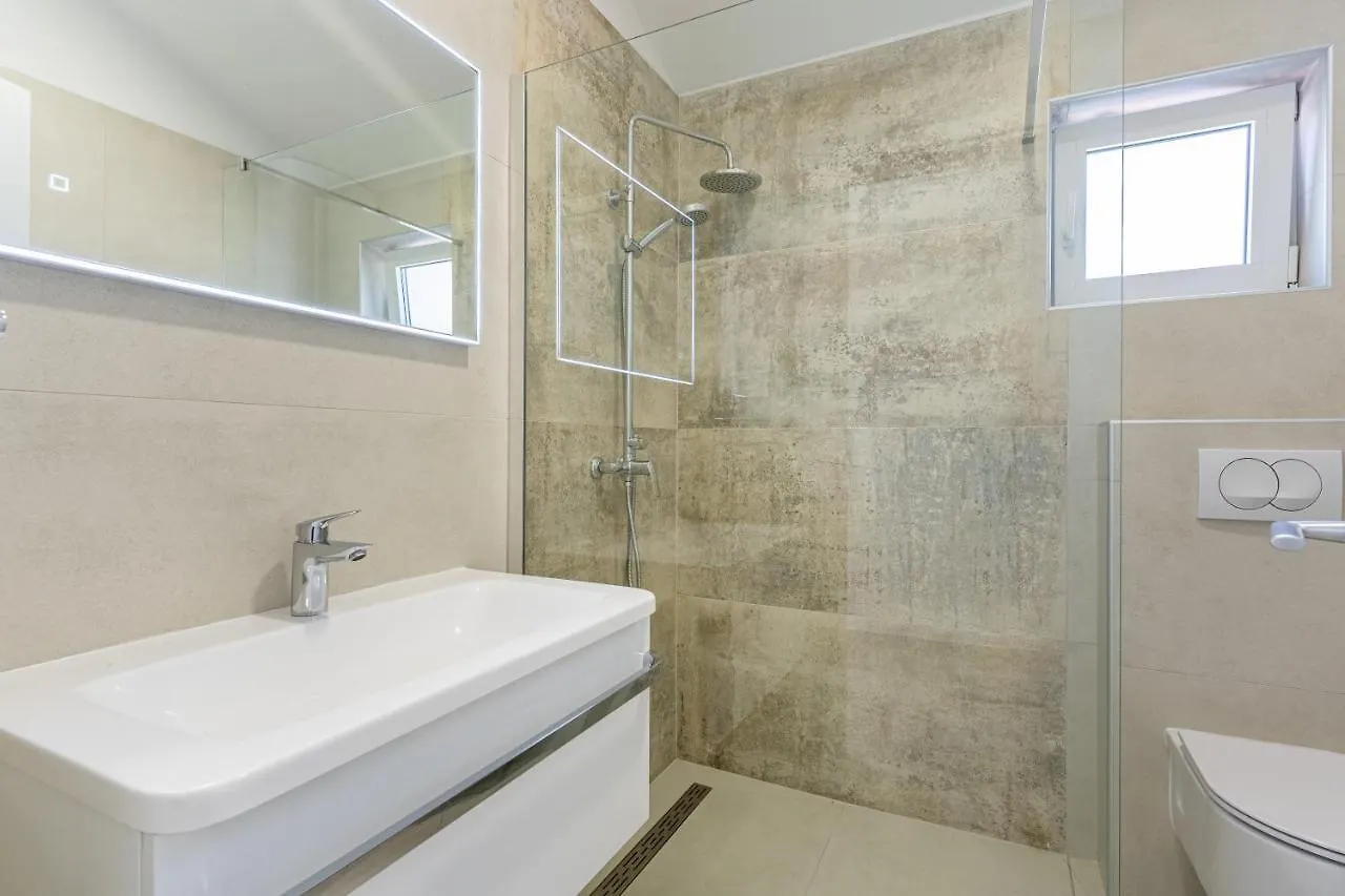 Breakaway Apartment Cres 0*,