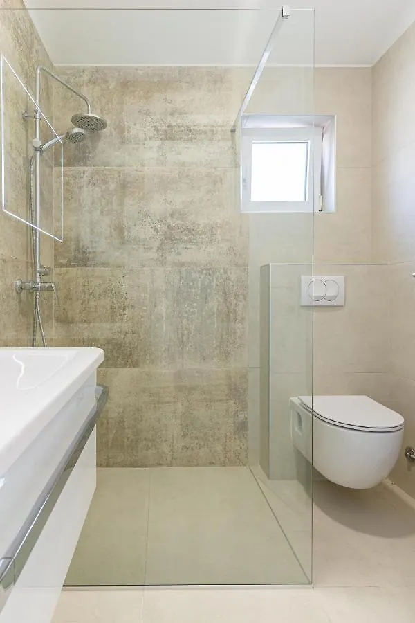 Breakaway Apartment Cres